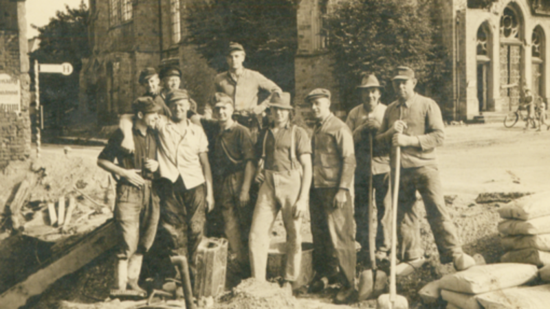 Altes Foto von Mitarbeitern auf einer Baustelle