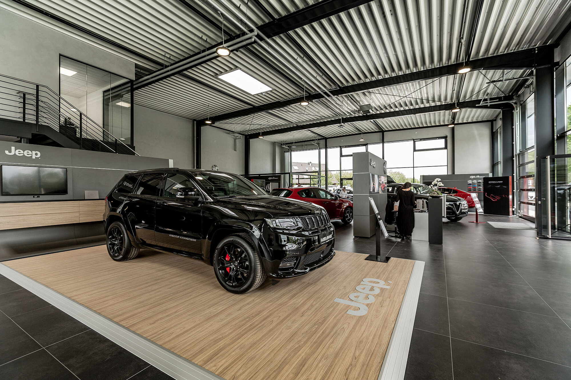 Moderne Ausstellungsfläche im Autohaus