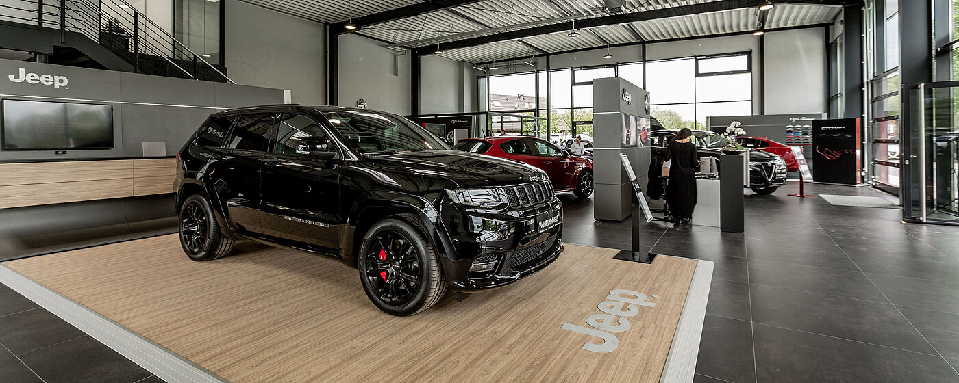Moderne Ausstellungsfläche im Autohaus