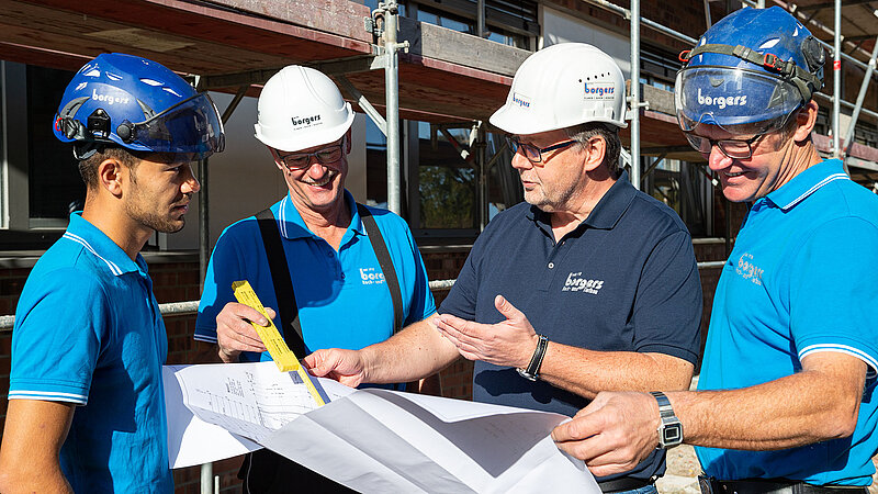 4 Mitarbeiter auf der Baustelle