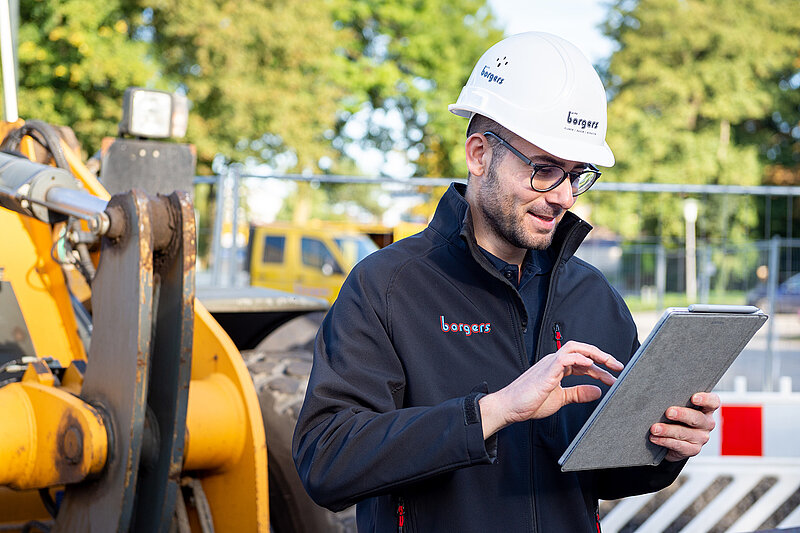 Ein Mitarbeiter auf der Baustelle