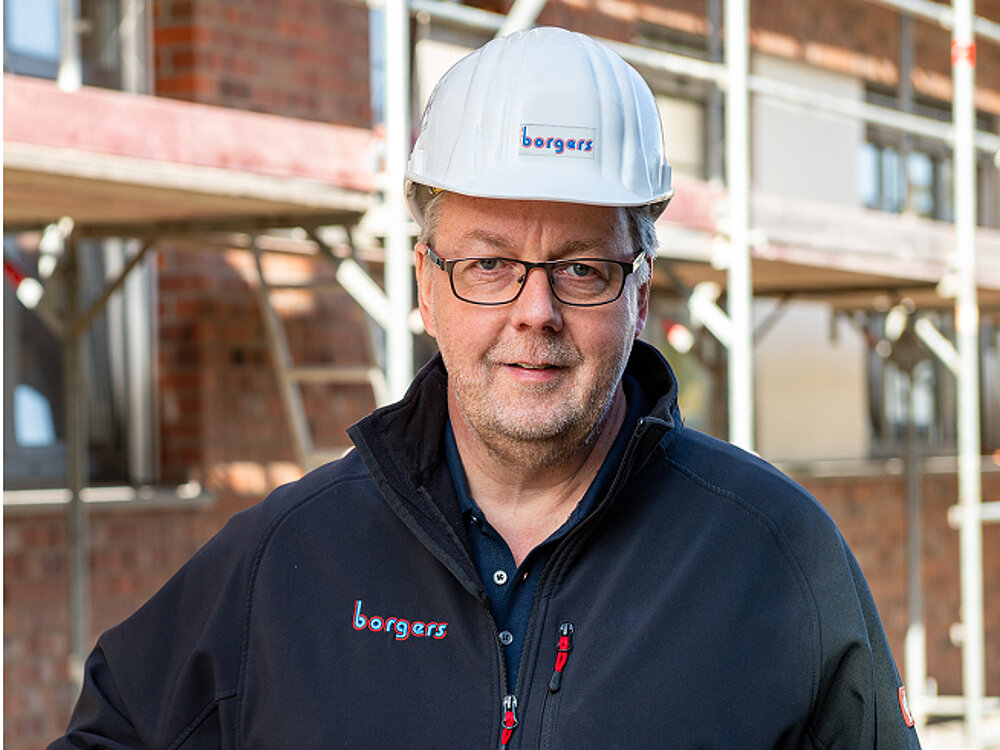 Mitarbeiter mit Bauhelm