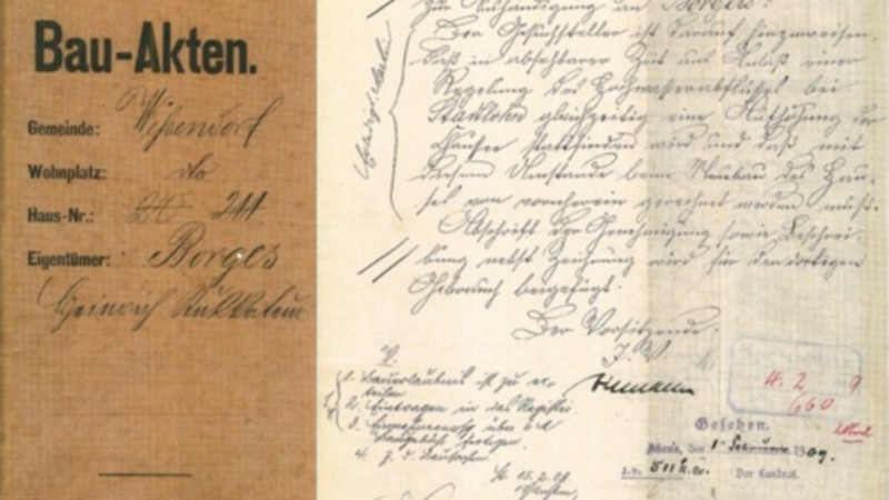 Handschriftlich ausgefülltes Dokument auf vergilbtem Papier mit der Aufschrift "Bau-Akten"